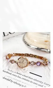 Dettaglio del quadrante in madreperla e orologio a bracciale con strass viola a cuore