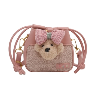 Secchiello rosa con coulisse per bambini con cucciolo di peluche ed etichetta Vogue