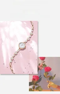 Détail de la montre bracelet fleur de soleil or rose avec maillons floraux