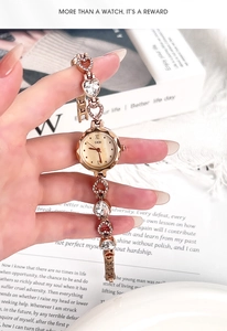 Dettaglio dell'orologio a bracciale in oro rosa con maglie a cuore e cristalli incastonati