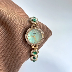 Montre de luxe GEDI dorée pour femme avec bracelet malachite verte et lunette sertie