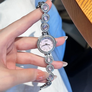 Montre bracelet argentée pour femme ornée de pierres lavande et cristaux brillants