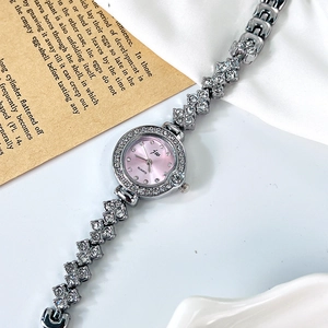 Montre quartz femme élégante avec cadran rose et bracelet en métal argenté strass