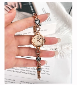 Dettaglio orologio donna oro rosa con maglie a forma di cuore e strass luccicanti