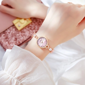 Montre bracelet tournesol élégante en or rose avec cadran en nacre rose pour femme
