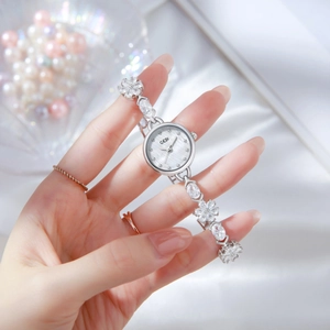 Montre-bijou élégante en argent pour femme avec bracelet fleuri en cristal et cadran perle