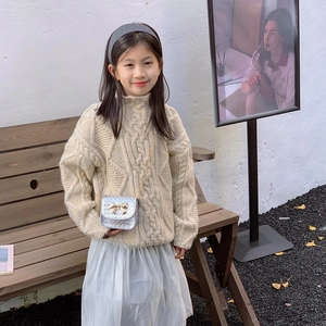 Mini sac à bandoulière argenté brillant avec nœud doré pour tenue élégante de fille
