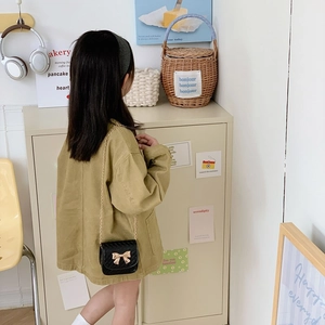 Sac bandoulière enfant matelassé noir avec nœud doré et bandoulière chaîne