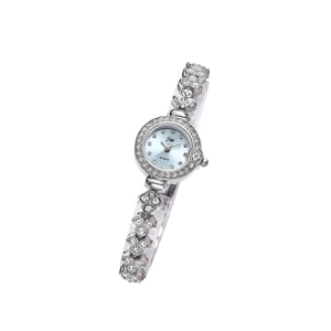 Montre bracelet élégante en argent pour femme avec cadran bleu clair et détails en cristal