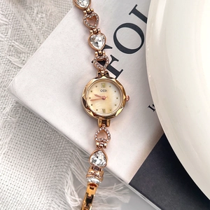 Orologio da donna elegante a bracciale a cuore in oro rosa con strass e quadrante in perla