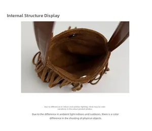 Vue détaillée de l'intérieur du sac à franges marron avec boucle magnétique et daim