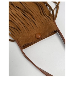 Détail du sac bandoulière en daim marron avec franges bohèmes et fermeture à bouton