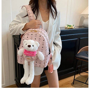 Dettaglio zaino in pelle PU rosa con stampe di orsetti e ciondolo in peluche