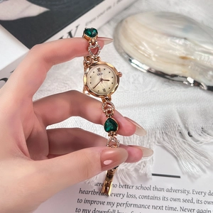 Orologio a bracciale in oro rosa con cuori di cristallo verde e quadrante in madreperla