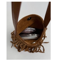 Vue de dessus du sac seau en daim marron avec franges et fermeture magnétique