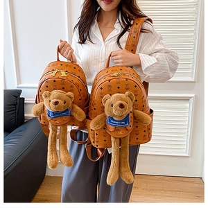 Vista dettagliata di zaini monogramma con orsetti di peluche 3D in due dimensioni