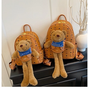 Dettaglio di due zaini monogramma con orsetto di peluche in dimensioni piccola e grande
