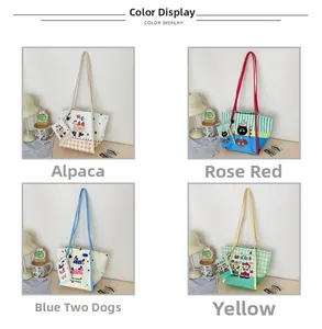 Collage de quatre sacs cabas en toile de dessin animé avec porte-monnaie et motifs d'animaux