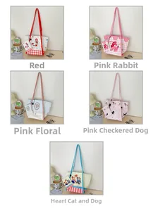 Détail de cinq sacs cabas en toile avec pochettes assorties pour enfants aux motifs variés