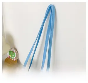 Détail des poignées tissées du sac cabas en toile bleu clair pour enfants avec coutures