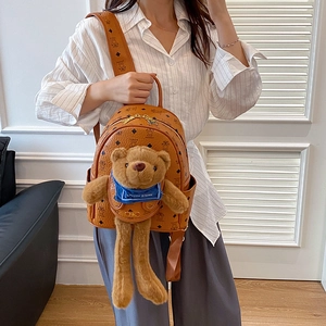 Zaino retrò marrone con monogramma e un simpatico orsetto di peluche 3D per donna