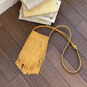 Détails du sac bandoulière jaune à franges en similicuir suédé de texture très douce