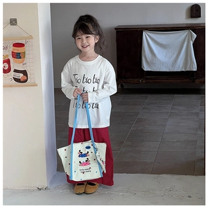 Photo de style de vie d'un enfant avec un sac en toile à dessin et sangles bleues