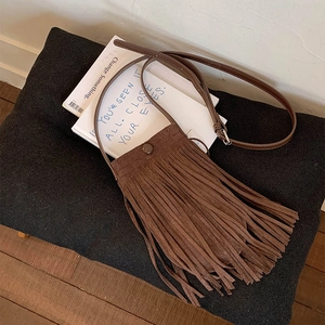 Détails du sac bandoulière en daim marron avec franges et bandoulière réglable