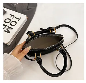 Vue intérieure du mini sac à main matelassé noir avec fermeture éclair dorée