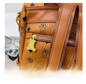 Detail des Metallreißverschlusses und strukturierten Leders mit Bärenprints auf Rucksack