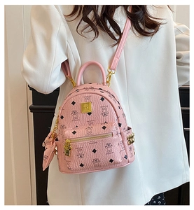 Dettaglio zaino rosa in pelle PU con stampa di orsetto e targa logo dorata