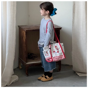Détail du grand cabas en toile et sa pochette assortie avec motifs fille et champignons