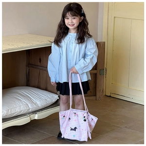 Gros plan sur le sac en toile à carreaux rose avec motif chien et texte SWEET brodé