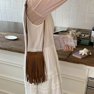 Sac bandoulière minimaliste en daim marron avec de longues franges et bandoulière