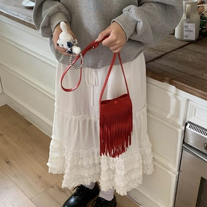 Mini sac bandoulière rouge à franges en similicuir mat avec charmant pendentif lapin