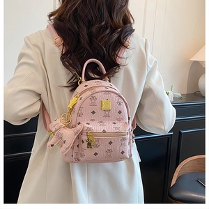 Mini zaino rosa con stampa orsetto e ciondolo indossato sul retro dalla modella