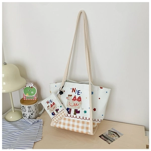 Détail du sac cabas en toile pour enfant avec motif chameau et fond à carreaux orange