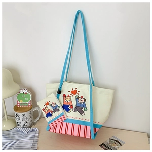 Détail du sac cabas en toile avec pochette assortie aux motifs d'animaux mignons