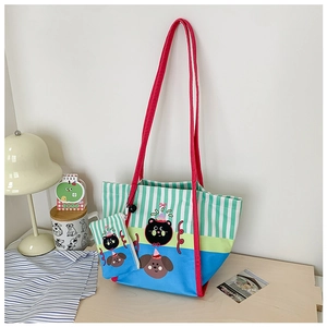 Vue détaillée du grand sac cabas en toile avec motifs de dessins animés et mini pochette