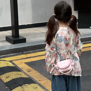 Detail of a pink plaid mini handbag for kids with a metal chain and leather handle