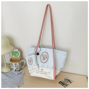 Détail du sac cabas en toile et du porte-monnaie avec un imprimé floral vintage