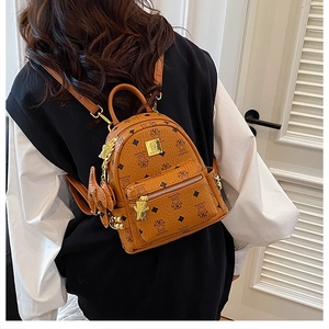 Dettaglio mini zaino marrone con stampe di orsetti e rifiniture in metallo dorato