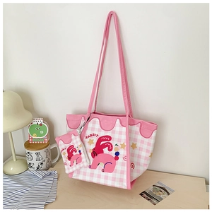 Détail d'un grand sac cabas en toile à carreaux roses avec motif lapin et porte-monnaie