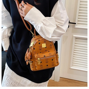 Dettaglio mini zaino color caramello con stampe orsetti e borchie sui lati