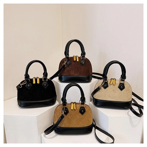 Vue détaillée de sacs coquillages en quatre couleurs avec surpiqûres et finitions dorées