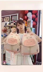 Vue détaillée du sac à dos rose vache de dessin animé avec visage souriant et cordon de serrage