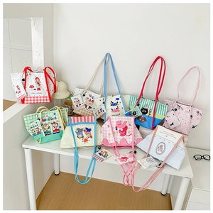 Détail de sacs fourre-tout en toile de dessin animé avec mini porte-monnaie assortis