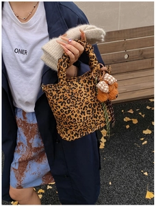 Détail du sac cabas léopard pour filles avec charm d'ours en peluche dans un décor d'automne