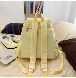 Vue détaillée des bretelles rembourrées et de la poche antivol arrière du sac à dos vache