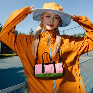 Mini sac cylindrique bandoulière sport et chapeau de soleil orange pour femme